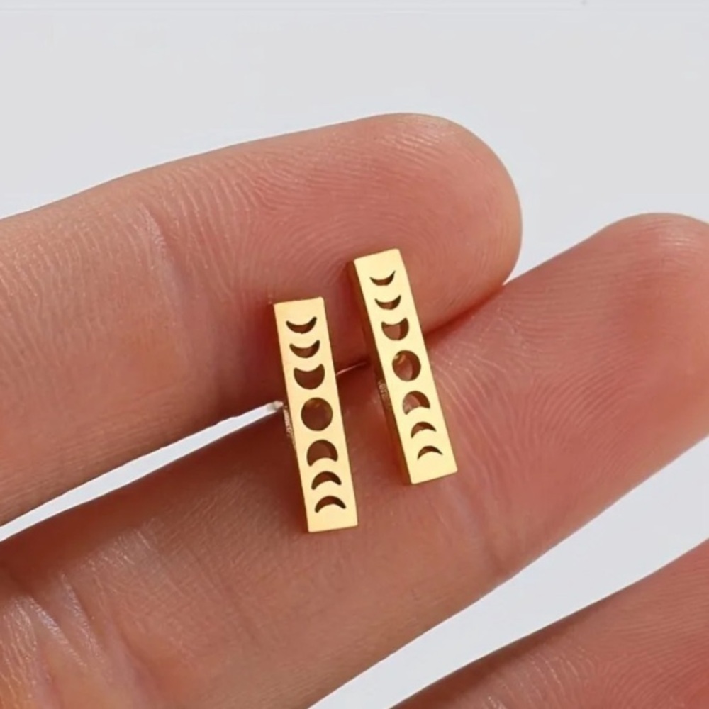 NEW Dainty Moon Cycle bar stud Earrings in Gold color - Boutique